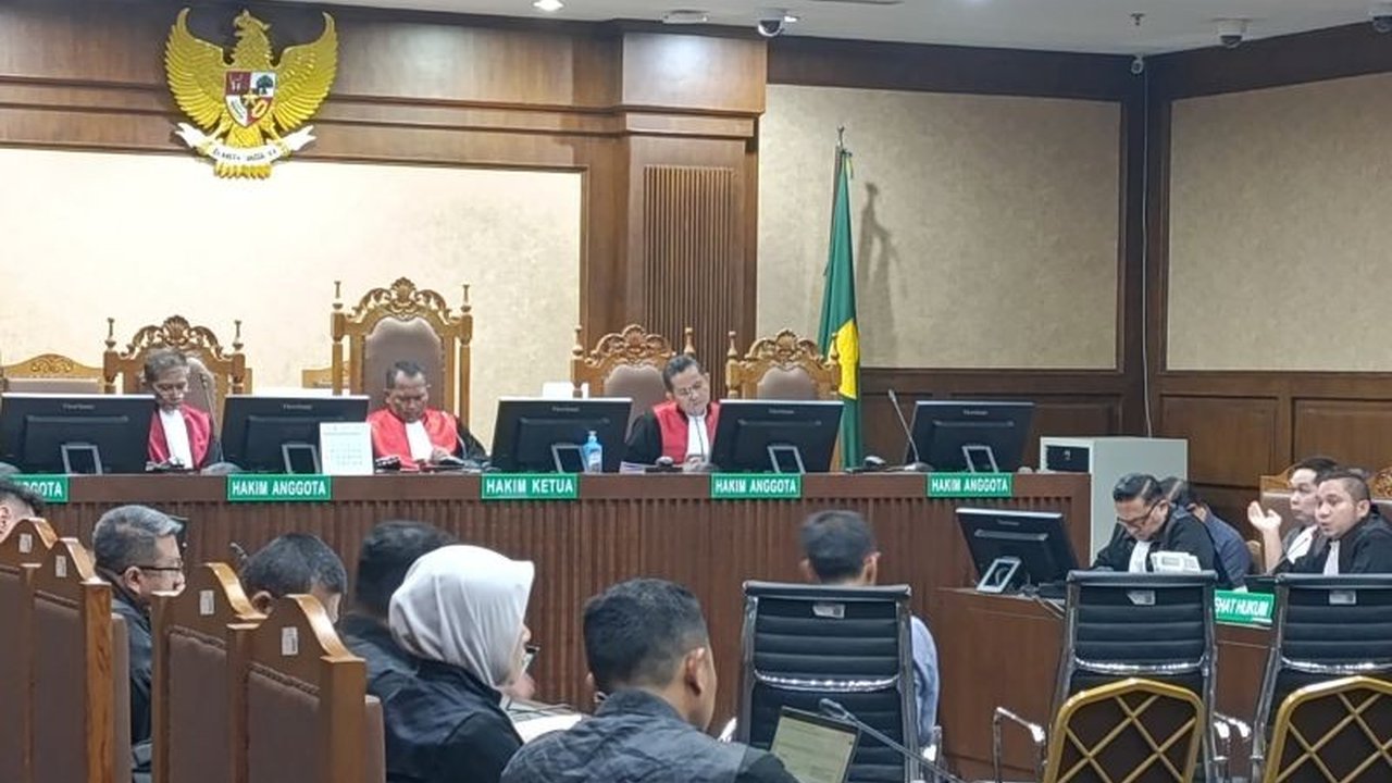 Terpidana Ronald Tannur membantah meminta vonis bebas dalam kasus pembunuhan, namun kasus suap terhadap tiga hakim PN Surabaya terkait kasusnya terungkap dengan total suap mencapai miliaran rupiah.