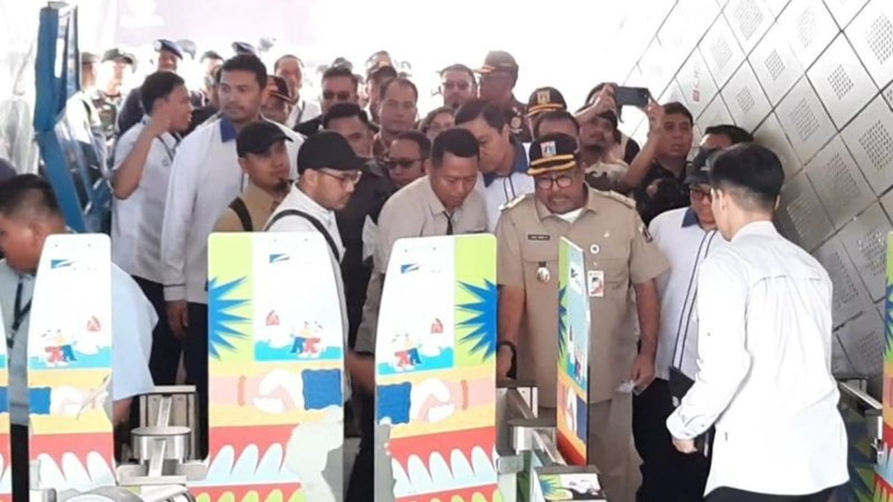 Wagub DKI Jakarta, Rano Karno atau Bang Doel, berencana menggunakan MRT sekali seminggu untuk perjalanan menuju Balaikota, sebagai bentuk dukungan terhadap transportasi umum Jakarta.