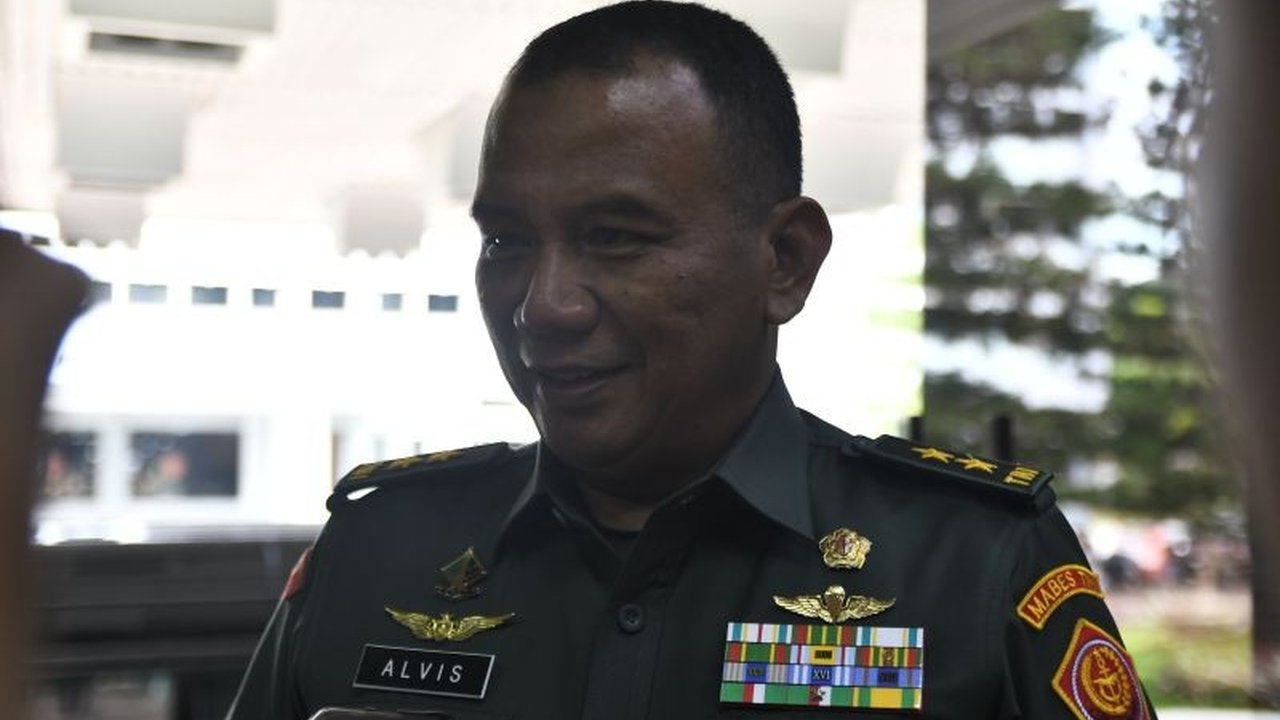 Wakil Inspektur Jenderal TNI mengusulkan perubahan usia pensiun TNI menjadi 60 tahun, setara ASN, dalam revisi UU TNI yang masuk Prolegnas Prioritas 2025; potensi anggaran dan penambahan perwira non-job telah dipertimbangkan.