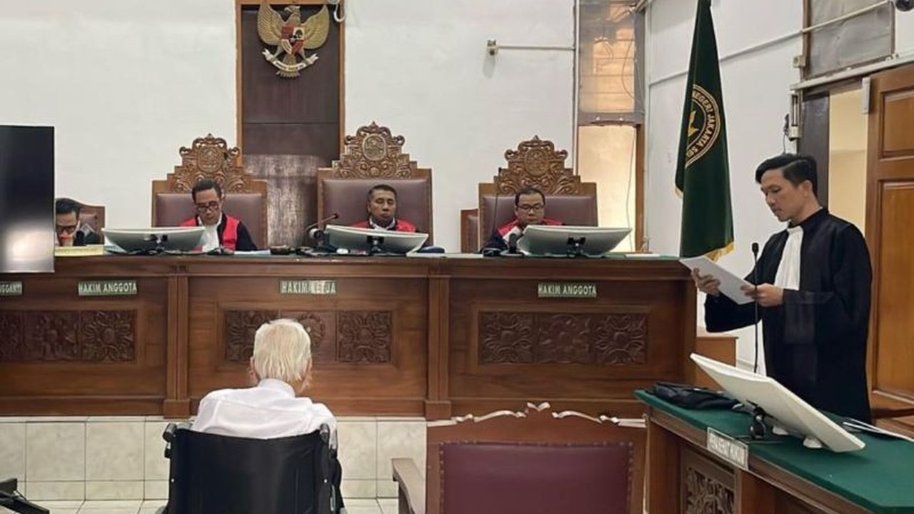 Terdakwa kasus dugaan penipuan dan penggelapan dana Bank Mayapada, Ted Sioeng, memohon keadilan dari majelis hakim dalam sidang pembacaan duplik di PN Jaksel.