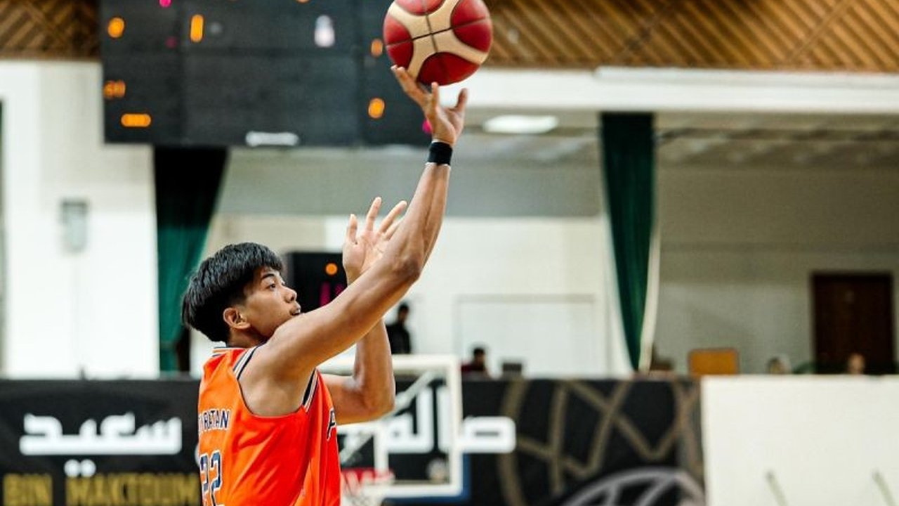 Anto Boyratan, pemain Pelita Jaya, mencetak sejarah sebagai pemain Indonesia pertama di NBL1 Australia, membanggakan Pelita Jaya dan Indonesia di kancah internasional.