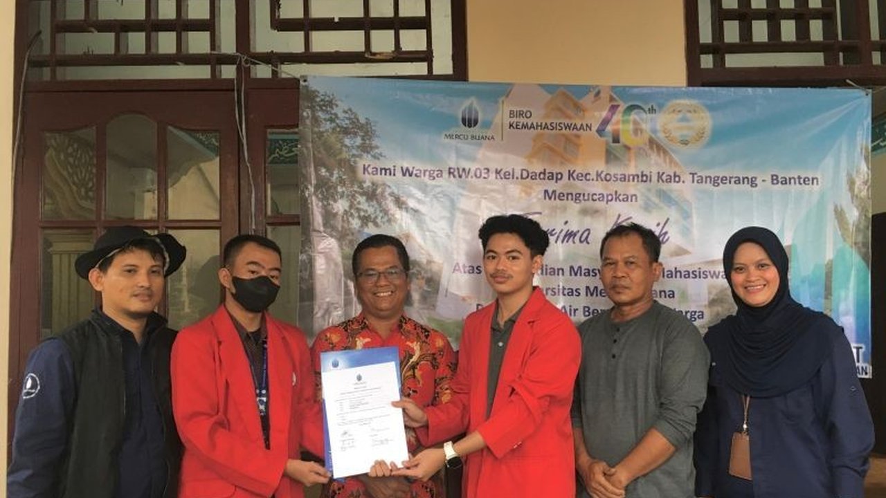 Mahasiswa Universitas Mercu Buana (UMB) memberikan bantuan pompa air dan berbagai program sosial lainnya di Tangerang, sebagai bagian dari komitmen terhadap Tujuan Pembangunan Berkelanjutan (SDGs).
