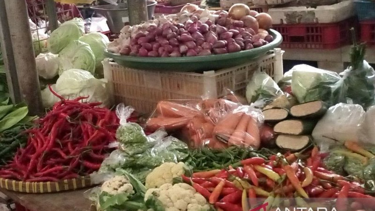 Jelang Ramadhan, harga cabai rawit merah di Banyumas melonjak hingga Rp100.000 per kilogram, sementara komoditas lain seperti bawang merah dan telur juga mengalami kenaikan harga.