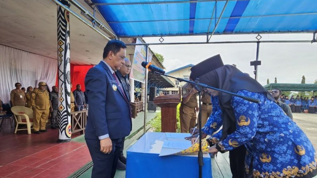 Pemkab Jayapura lantik 509 tenaga fungsional untuk tingkatkan pelayanan publik, meliputi guru, kesehatan, auditor, penyuluh pertanian, dan Satpol PP.