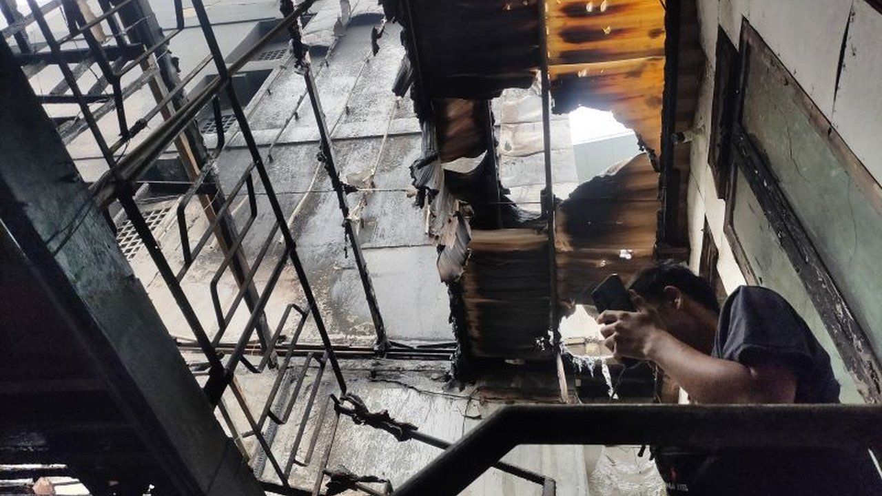 Kebakaran di Hotel 101 Urban Glodok, Jakarta Barat, disebabkan oleh kebakaran di gudang optik yang berdempetan dengan bangunan hotel, menyebabkan asap masuk ke dalam hotel melalui ventilasi.