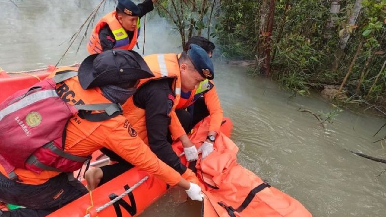 Tim SAR gabungan telah menemukan 15 korban meninggal dunia dalam tragedi kecelakaan truk di Sungai Segati, Pelalawan, Riau; 17 lainnya berhasil selamat.