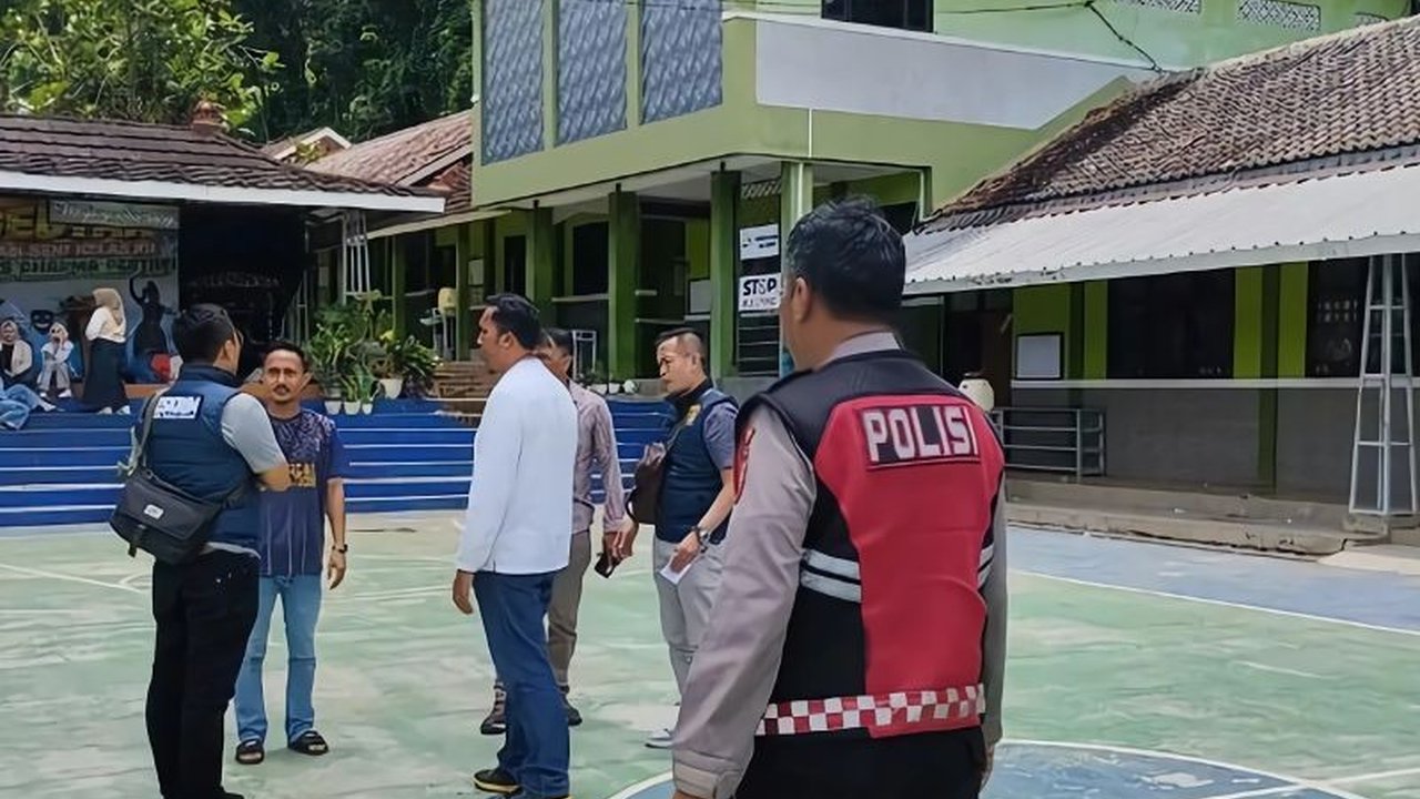 Polres Cimahi telah memeriksa 13 saksi terkait tewasnya siswa SMK Dharma Pertiwi, Bandung Barat, yang meninggal dunia setelah tertusuk gunting saat pentas seni.