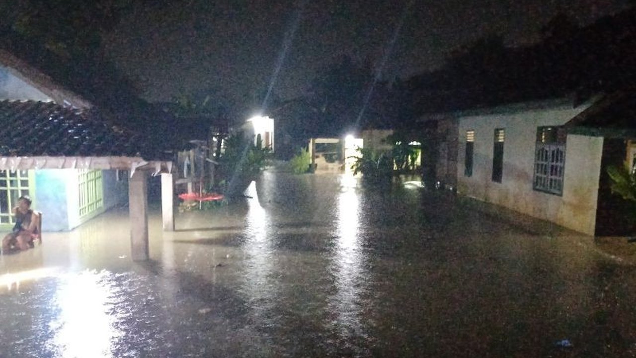 Curah hujan tinggi menyebabkan banjir di Kota Baturaja, OKU, Sumsel, merendam ratusan rumah di beberapa kelurahan dan desa. BPBD OKU masih melakukan pendataan.