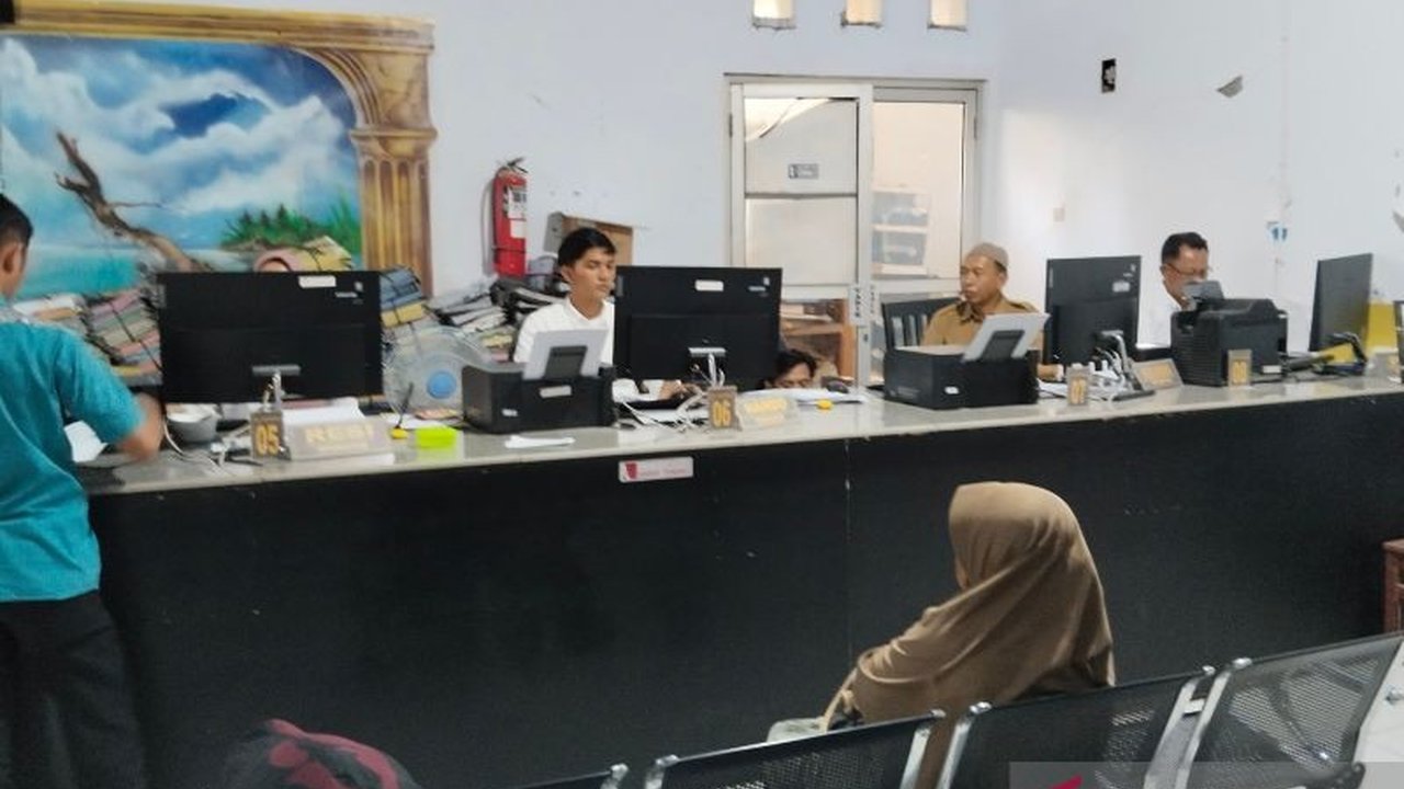 Dinas Dukcapil Mukomuko memastikan ketersediaan 9.000 keping blangko e-KTP hingga tahun 2025, meskipun layanan perekaman di Kecamatan Penarik masih belum optimal.