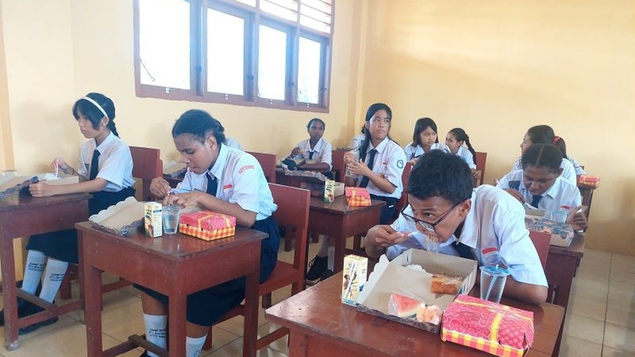 Persatuan Wartawan Indonesia (PWI) Papua Barat Daya dukung Program Makanan Bergizi Gratis (MBG) dengan menyalurkan 50 paket makanan bergizi dan alat tulis kepada pelajar SMP YPPK Don Bosco Sorong dalam rangka Hari Pers Nasional 2025.