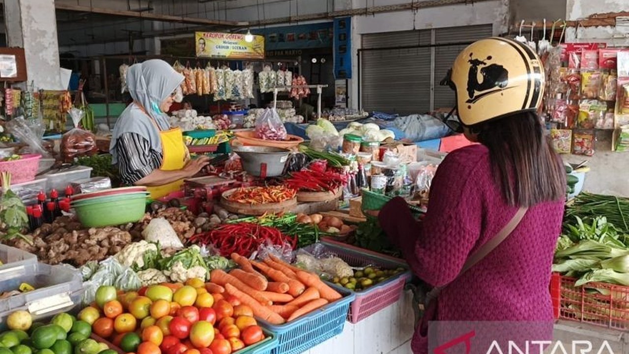 Pemerintah Kota Kediri memantau harga bahan pokok yang cenderung stabil menjelang Ramadhan 2025, meskipun beberapa komoditas mengalami kenaikan dan penurunan harga.