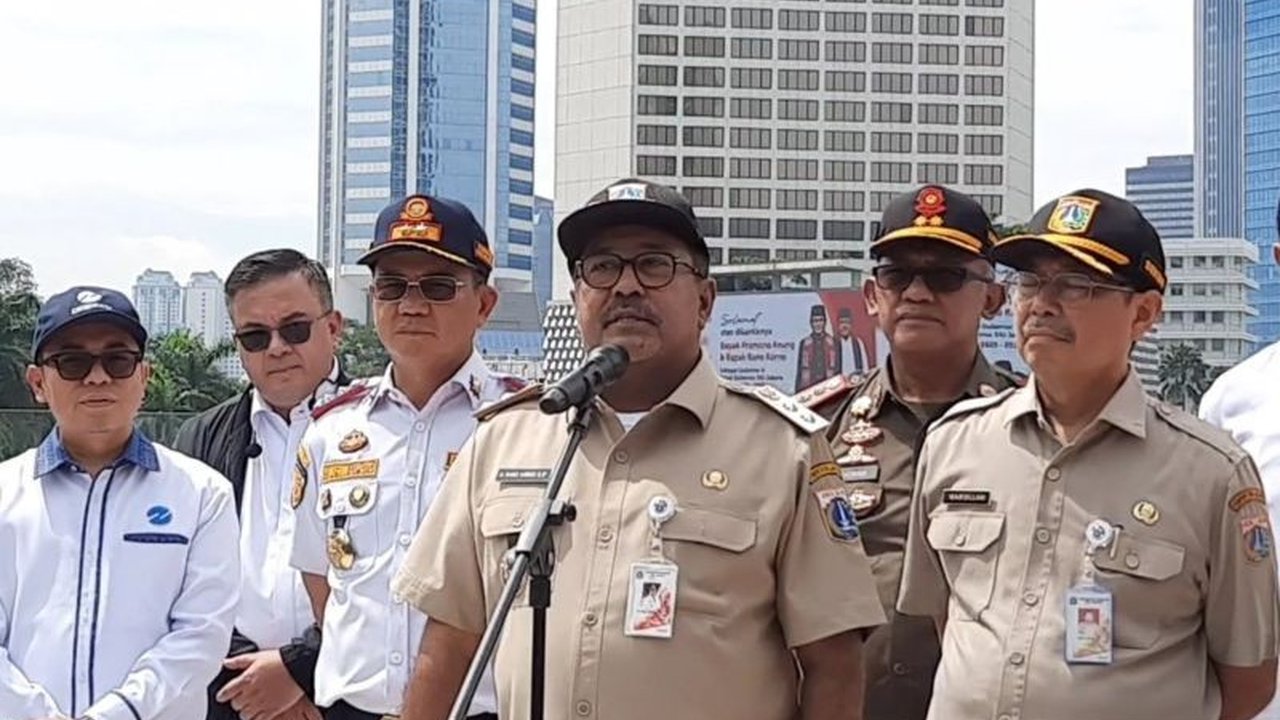 Wagub DKI Jakarta, Rano Karno, tengah mempertimbangkan pembangunan area parkir tujuh tingkat di Pasar Jumat untuk mengintegrasikan transportasi umum dan mengurangi kemacetan.