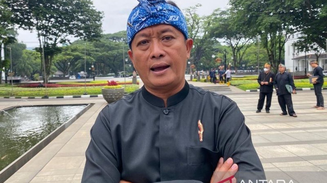 Ema Sumarna, mantan Sekretaris Daerah Kota Bandung, dipindahkan ke Rutan Kebonwaru Bandung untuk menjalani persidangan kasus korupsi pengadaan CCTV Bandung Smart City, bergabung dengan empat terdakwa lainnya.