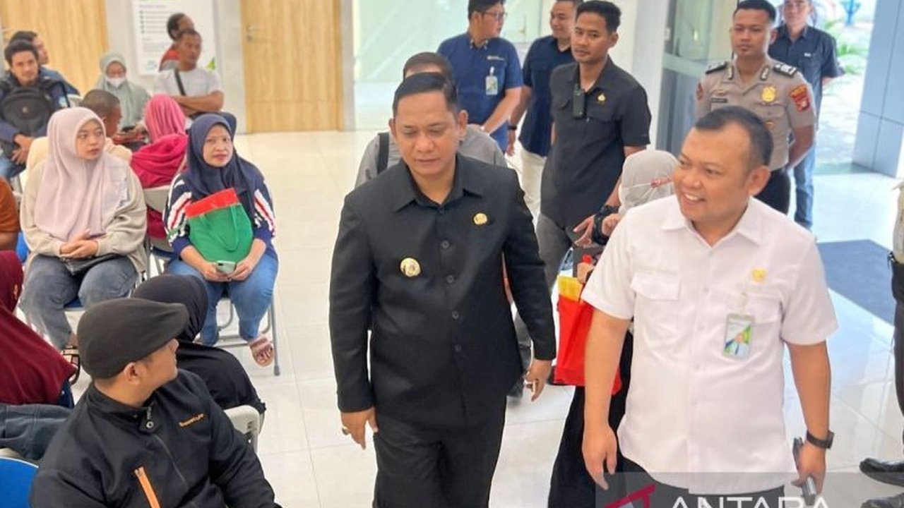 Pelaksana harian Bupati Bekasi mengunjungi BPJAMSOSTEK Cikarang untuk mendorong peningkatan kepesertaan jaminan sosial ketenagakerjaan bagi seluruh warga Bekasi, khususnya pekerja informal.