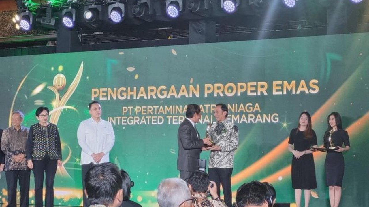 Pertamina Patra Niaga Regional Jawa Bagian Tengah (JBT) meraih dua penghargaan Proper Emas 2024 dari Kementerian Lingkungan Hidup, menunjukkan komitmen perusahaan terhadap lingkungan dan keberlanjutan.