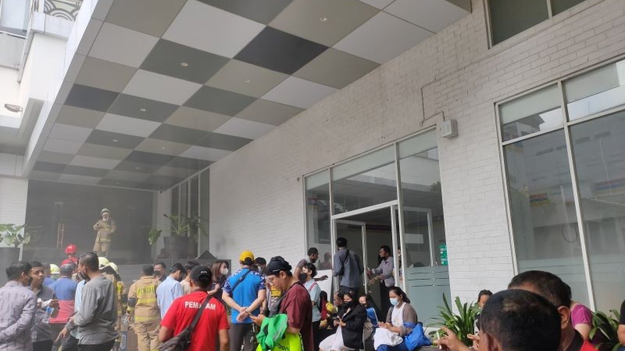 Petugas pemadam kebakaran masih melakukan penyisiran di Hotel 101 Urban Glodok untuk memastikan tidak ada korban terjebak pasca kebakaran, meskipun api telah berhasil dipadamkan.