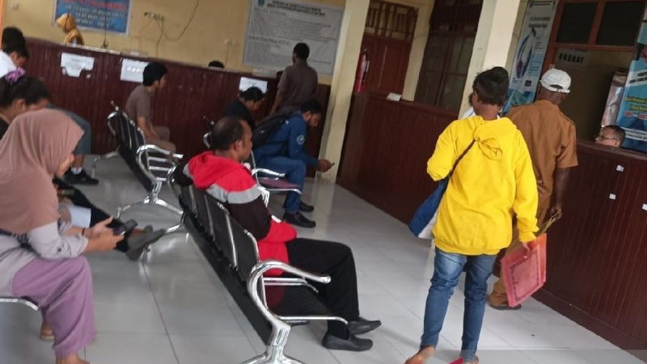 Layanan administrasi kependudukan di Biak Numfor, Papua, berjalan lancar berkat dukungan jaringan internet yang memadai untuk sistem SIAK, memudahkan masyarakat mengurus e-KTP dan dokumen kependudukan lainnya.