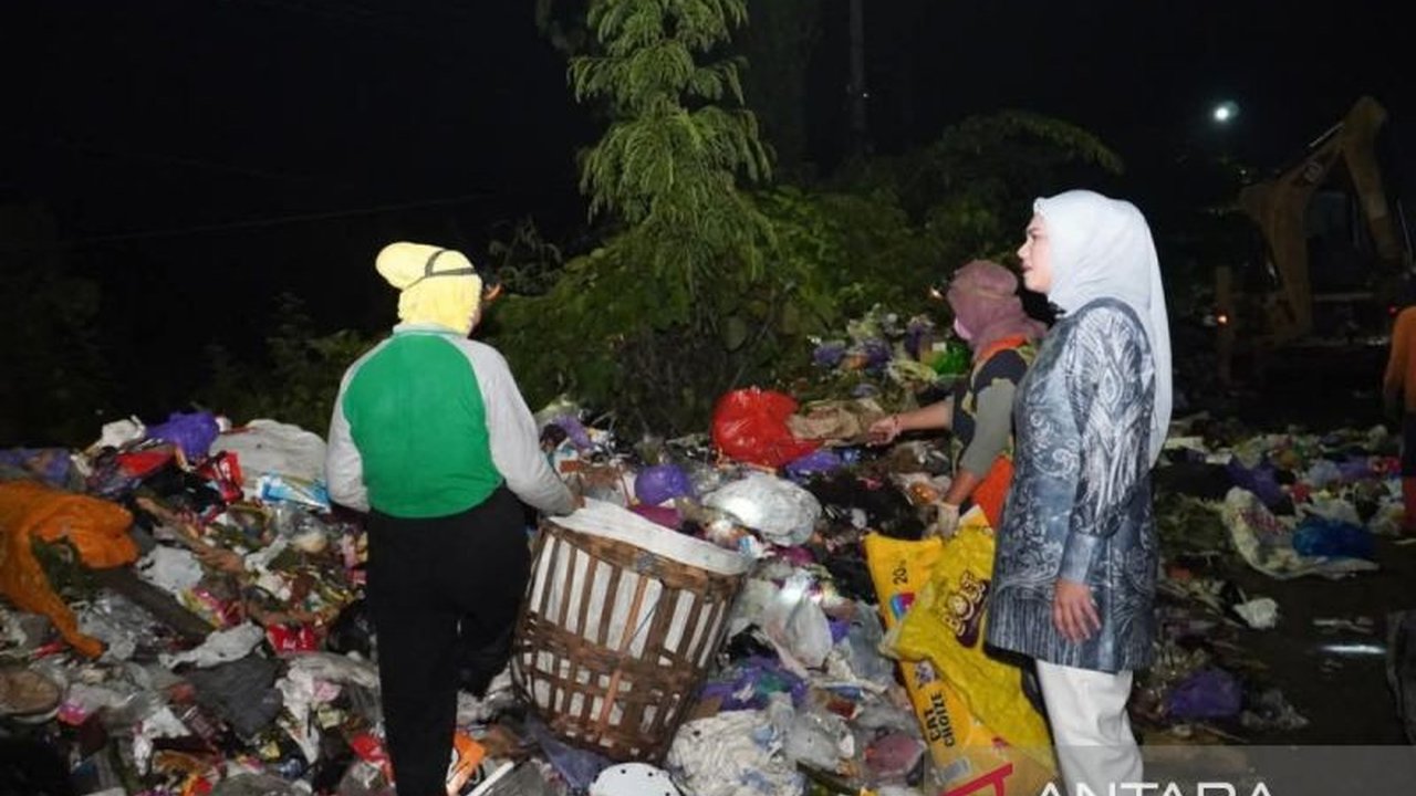 Wakil Wali Kota Banjarmasin, Hj. Ananda, menutup TPS sampah ilegal di beberapa titik untuk mengatasi darurat sampah setelah TPAS Basirih ditutup oleh KLH RI.