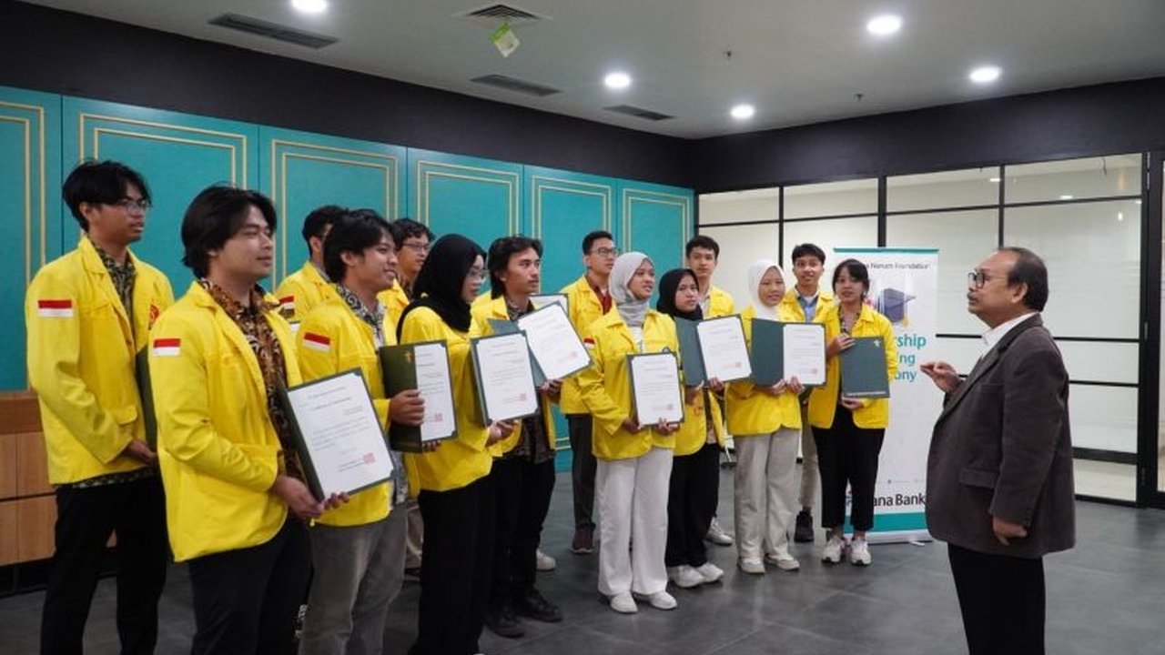 PT Bank KEB Hana Indonesia (Hana Bank) memberikan beasiswa senilai Rp1 miliar kepada 100 mahasiswa dari lima universitas ternama di Indonesia untuk mendukung sektor pendidikan.