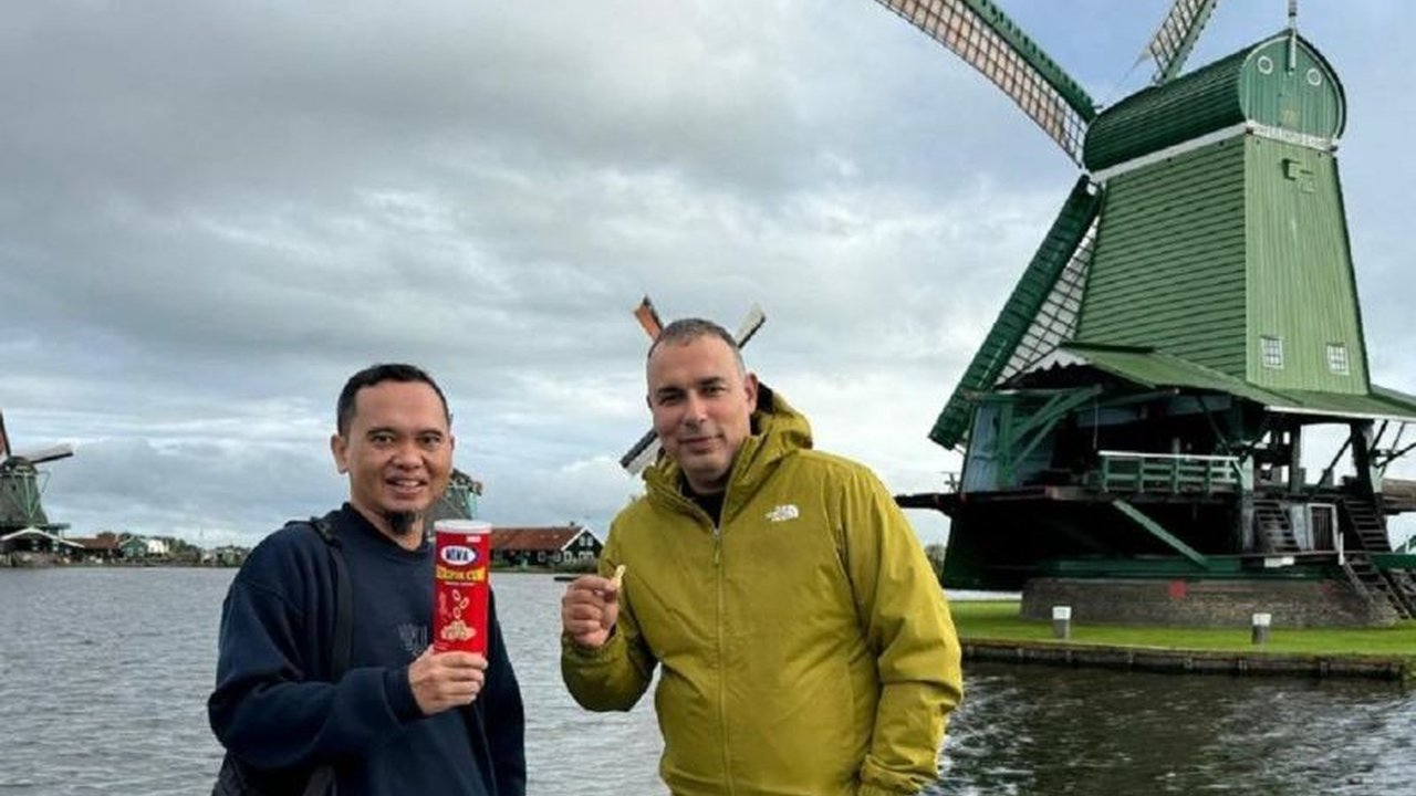 UMKM Keripik Cumi Nina dari Desa Merawang, Bangka Belitung, sukses menembus pasar internasional, hingga Belanda, Prancis, dan Amerika Serikat, mendorong pertumbuhan ekonomi lokal.