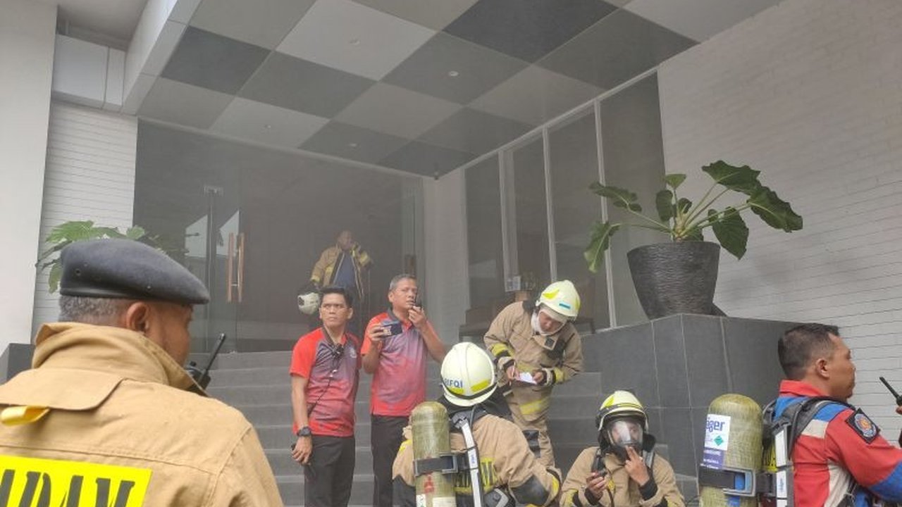 Kebakaran di Hotel 101 Urban Glodok, Jakarta Barat, telah berhasil dipadamkan, namun asap masih mengepul dari dalam gedung, dan pihak hotel enggan memberikan keterangan resmi terkait korban jiwa.
