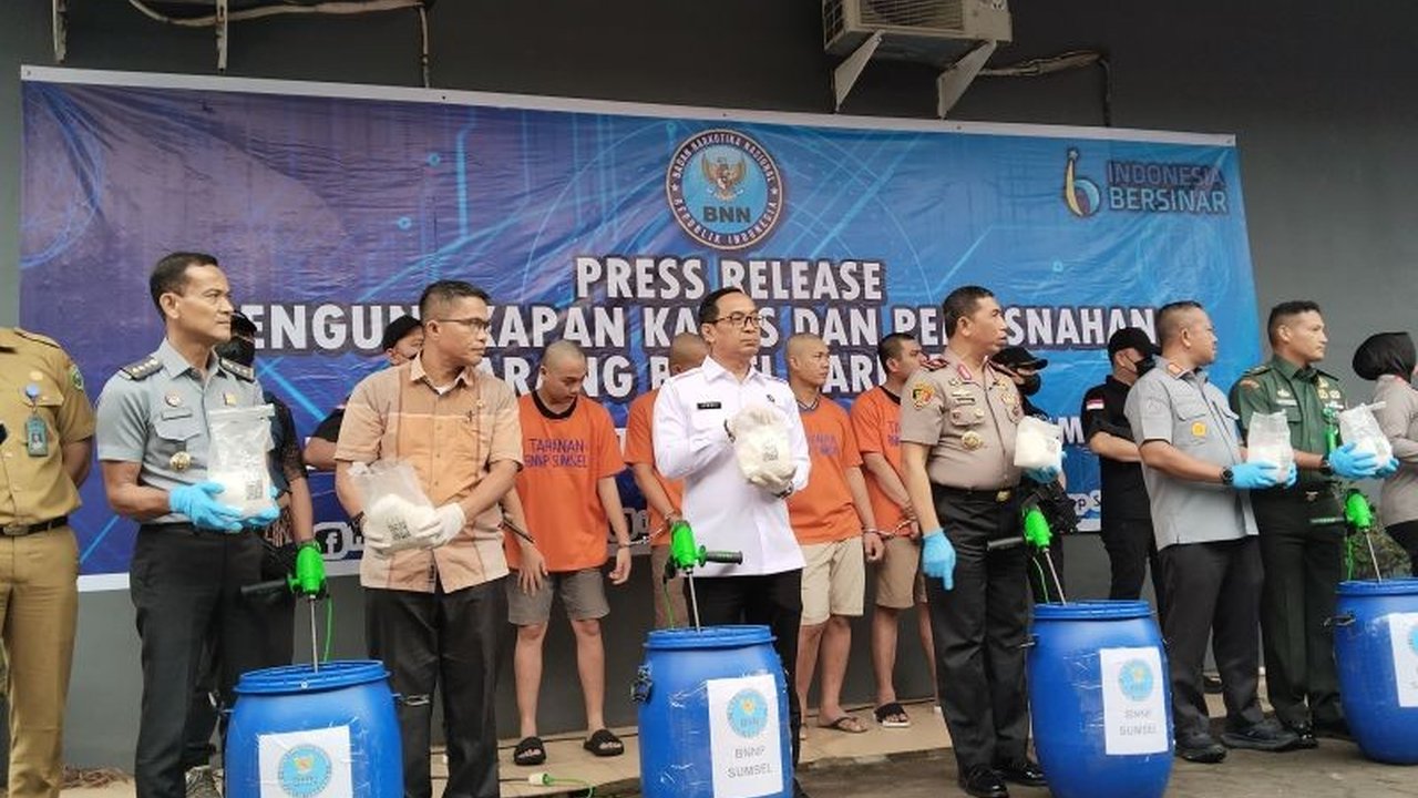 Badan Narkotika Nasional (BNN) Provinsi Sumatera Selatan memusnahkan 15 kilogram sabu hasil sitaan dari tiga tersangka jaringan Malaysia-Pekanbaru-Sumatera Selatan;  ketiganya terancam hukuman mati.