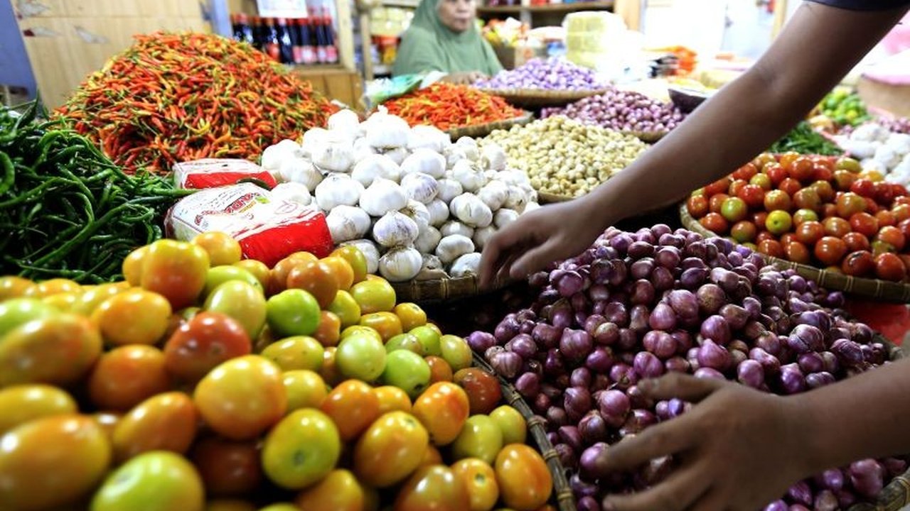Kenaikan harga cabai rawit dan bawang merah di Gorontalo menjadi perhatian menjelang Ramadhan, dengan harga cabai rawit mencapai Rp87.500 per kilogram.