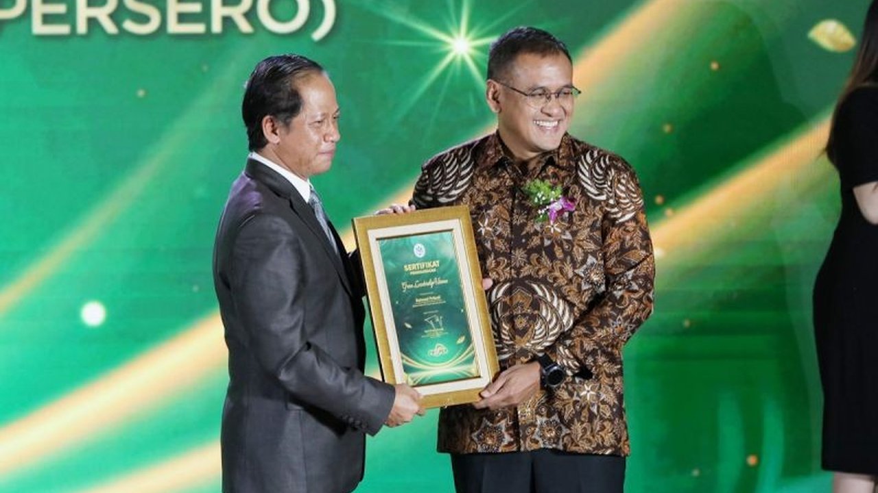Direktur Utama Pupuk Indonesia dan lima anak usahanya meraih penghargaan Green Leadership dan Proper Emas 2024 dari Kementerian Lingkungan Hidup, bukti komitmen perusahaan terhadap pengelolaan lingkungan berkelanjutan.