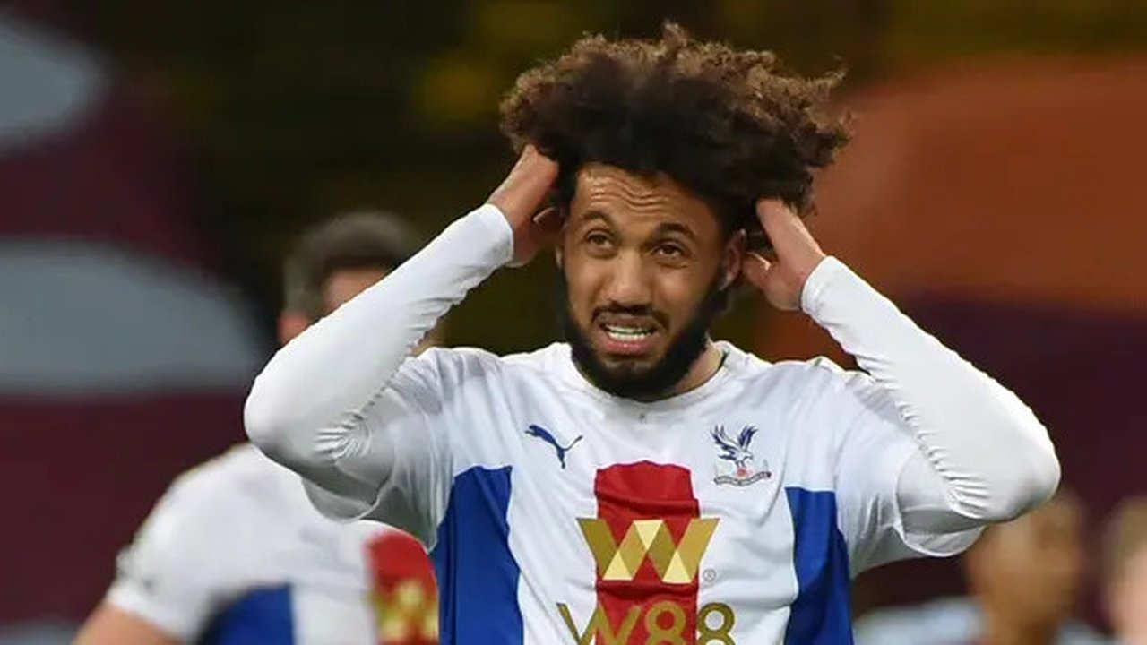 Bek Crystal Palace, Jairo Riedewald, tampak kecewa usai kebobolan gol ketiga melawan Aston Villa dalam laga lanjutan Liga Inggris 2020/21 pekan ke-15 di Villa park, Birmingham, Sabtu (26/12/2