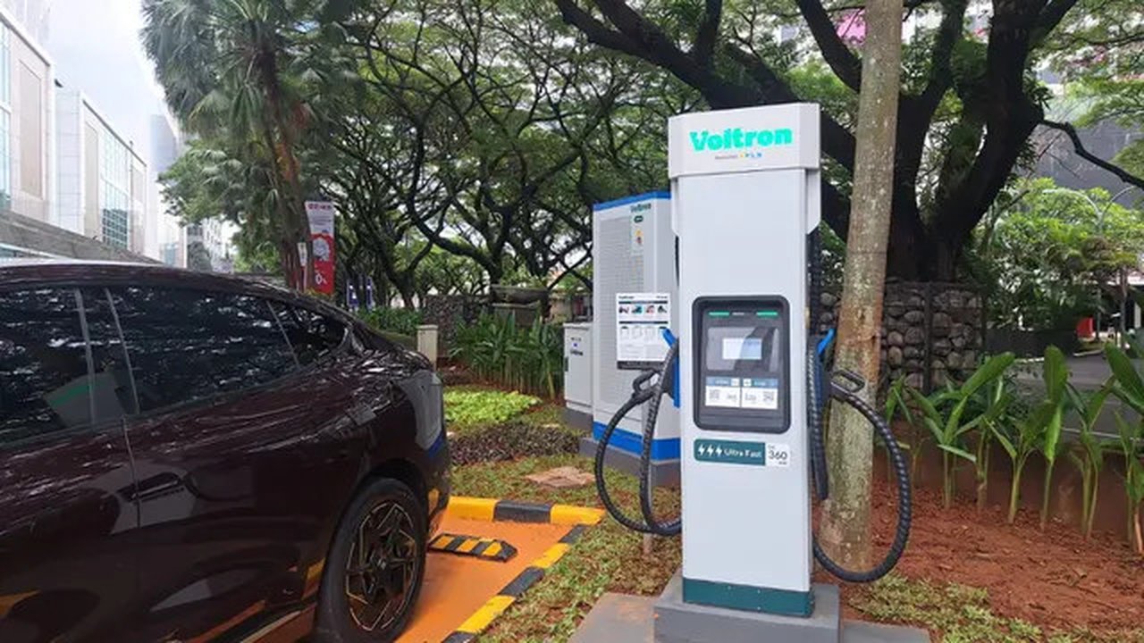 Dukung Ekosistem EV, Voltron Resmikan SPKLU Hyper Fast Charging Pertama di Indonesia (Arief A/Liputan6.com)