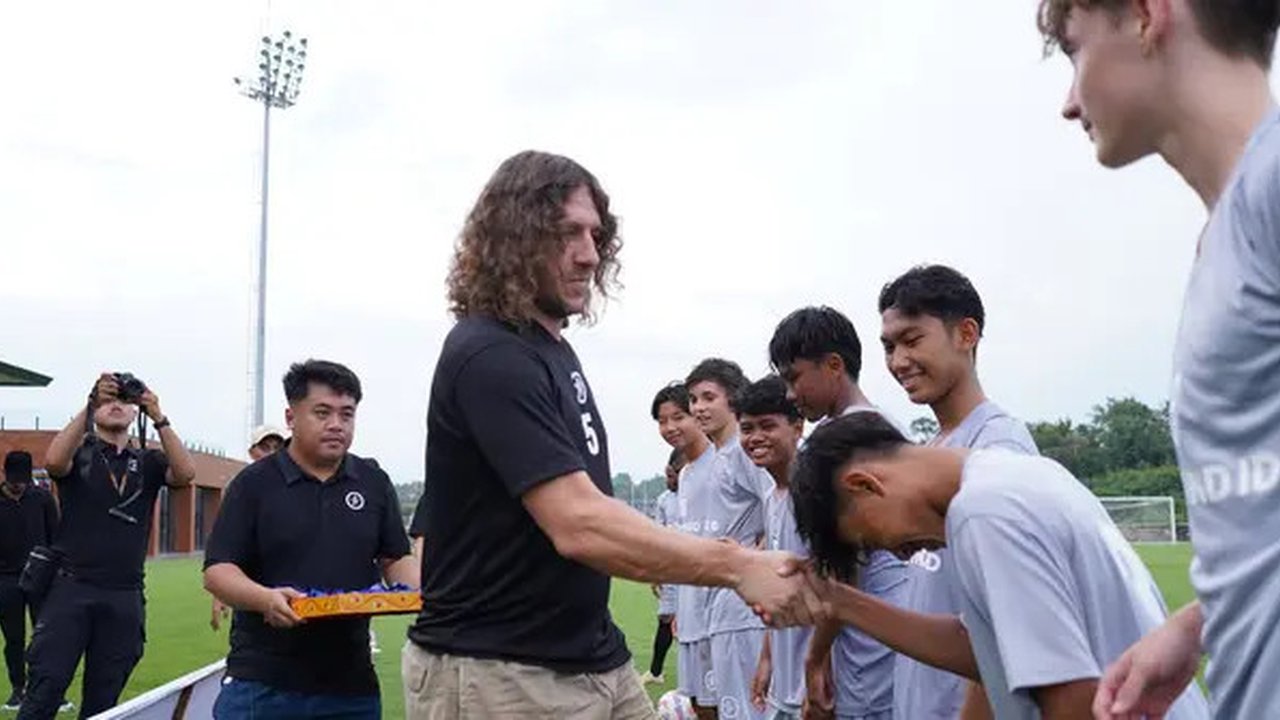Legenda Barcelona dan Timnas Spanyol, Carles Puyol, mengunjungi Bali. (Bola.com/Dok.Istimewa).
