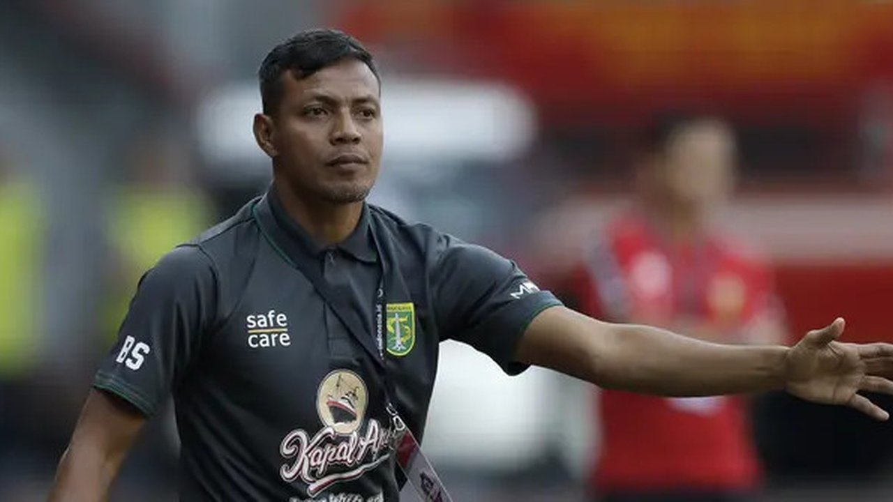 Pelatih Persebaya Surabaya, Bejo Sugiantoro, memberikan arahan saat melawan Bhayangkara FC pada laga Shopee Liga 1 di Stadion Patriot Chandrabhaga, Bekasi, Sabtu (31/8). (Bola.com/Yoppy Renat