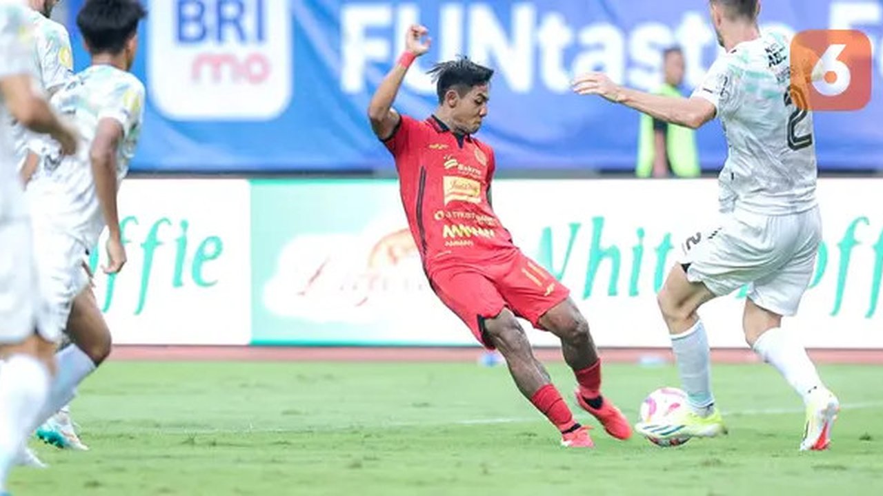 Pemain Persija Jakarta, Firza Andika mencetak gol kedua timnya ke gawang Persib Bandung dalam laga lanjutan BRI Liga 1 2024/2025 di Stadion Patriot Candrabhaga, Bekasi, Minggu (16/02/2025). (