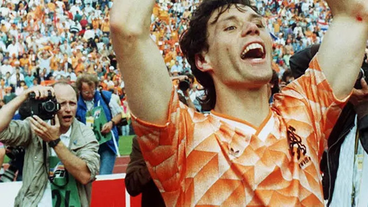 1. Marco Van Basten, striker legendaris Belanda itu dilatih Cruyff saat menukangi Ajax musim 85/86 hingga 86/87. Bersama Cruyff, Basten berkembang menjadi bomber haus gol dan diboyong klub ra