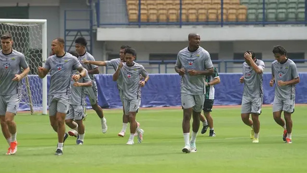 Persib Bandung berlatih mempersiapkan diri jelang laga penting melawan Persija Jakarta di BRI Liga 1 2024/2025. (Bola.com/Erwin Snaz)