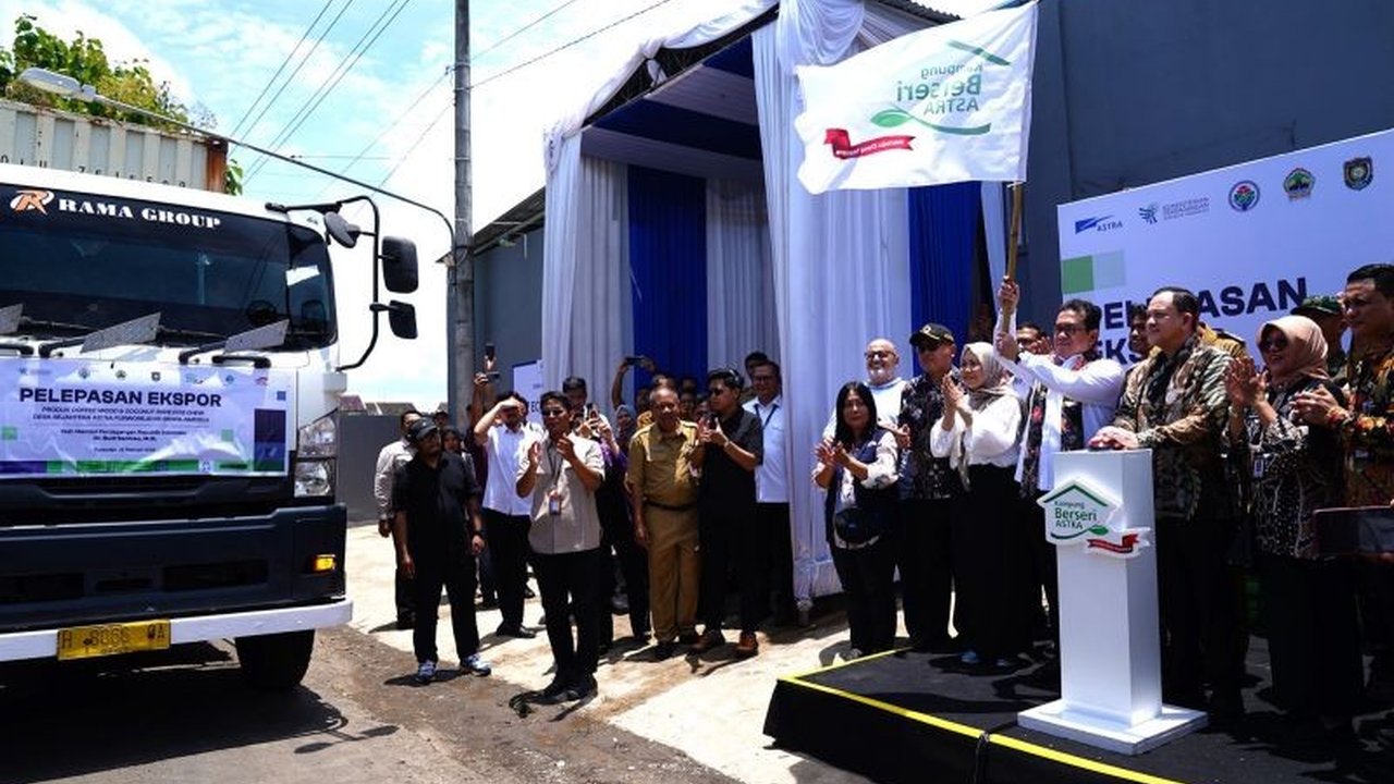 Mendag Budi Santoso melepas ekspor mainan anjing dari Purworejo senilai Rp35 miliar ke AS dan Eropa, bukti daya saing UMKM Indonesia di pasar global.
