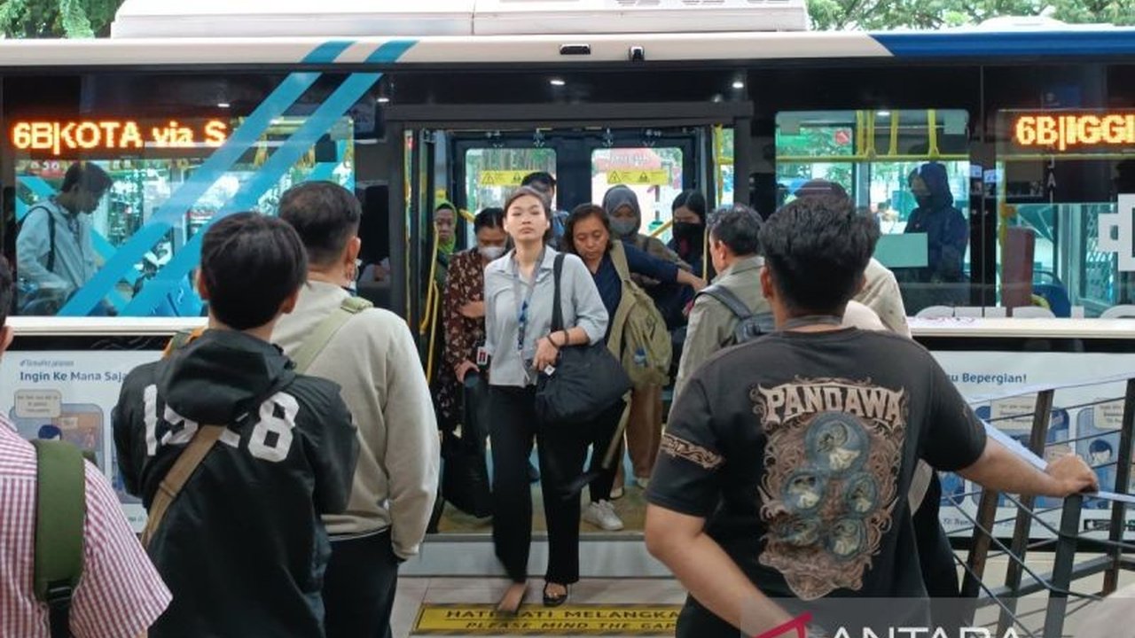 Ketua Komisi B DPRD Jakarta berharap perluasan Transjakarta ke Jabodetabekjur dapat mengurangi kemacetan dan polusi Jakarta dengan mendorong warga beralih ke transportasi umum.