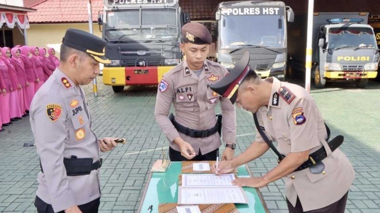 Kapolres Hulu Sungai Tengah (HST) melakukan mutasi terhadap 12 perwira untuk meningkatkan kinerja dan pelayanan publik, demi menjaga situasi kamtibmas yang aman dan kondusif.