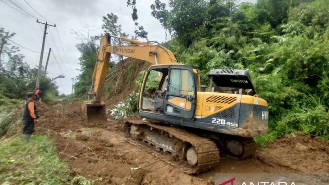 Hujan deras mengakibatkan longsor di Rejang Lebong, Bengkulu, dan dua alat berat dikerahkan untuk membersihkan material longsor yang menutup akses jalan di Desa Tebat Pulau, Kecamatan Bermani Ulu.