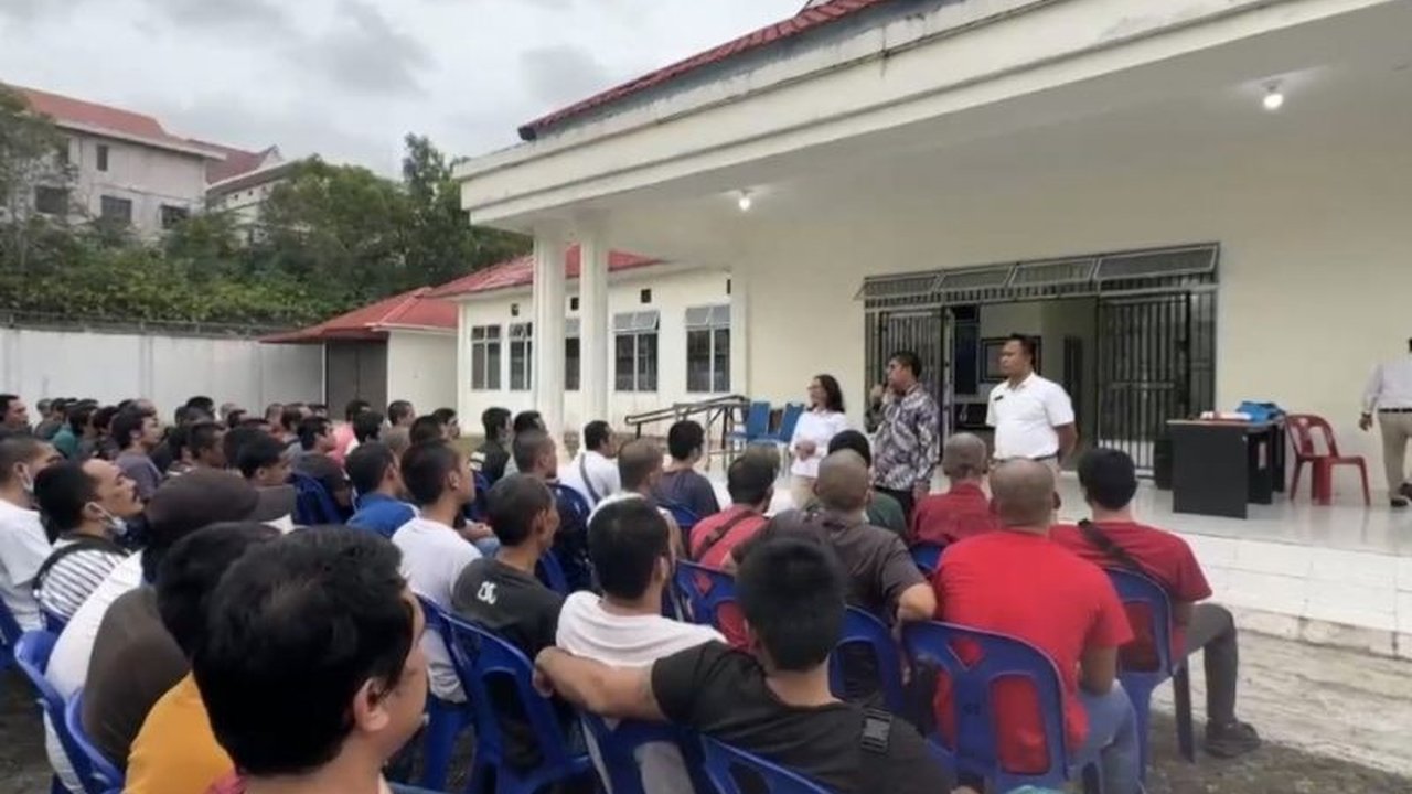 Kementerian Pelindungan Pekerja Migran Indonesia (KP2MI) memfasilitasi pemulangan 133 PMI ilegal dari Malaysia yang telah menjalani hukuman di Johor Bahru, Malaysia, dengan rincian 21 perempuan dan 112 laki-laki.