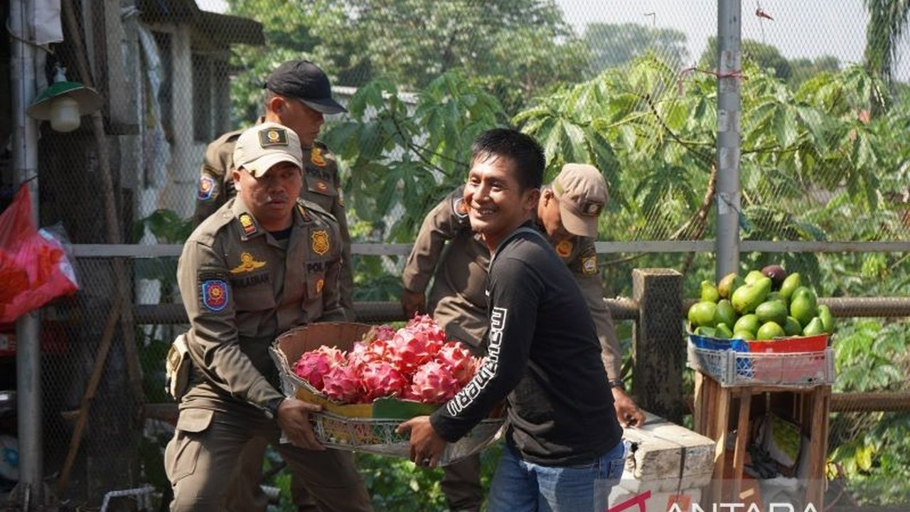Bupati Bogor, Rudy Susmanto, memimpin langsung penertiban bangunan liar di sepanjang jalan Cilebut-Bojonggede untuk mengatasi kemacetan dan merespon aduan warga.