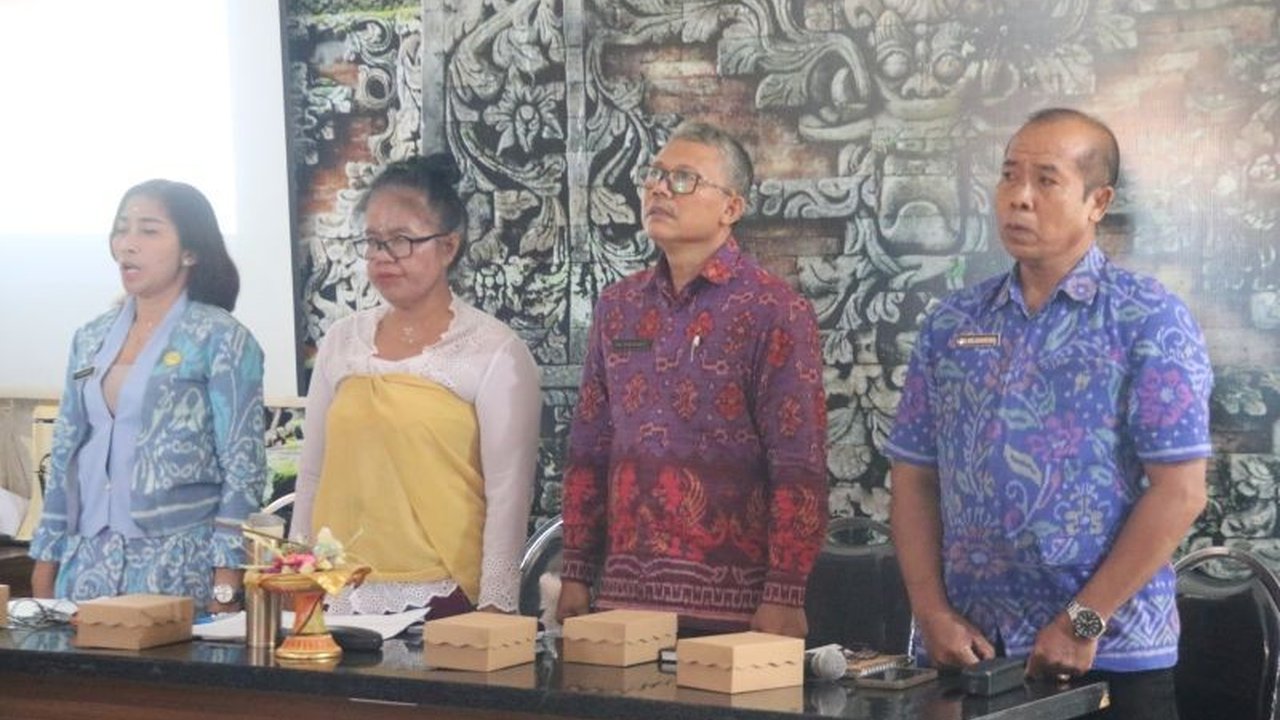 Pemerintah Kabupaten Buleleng menggelar lokakarya untuk melatih kader dalam menangani stunting, berupaya mencapai target nasional penurunan stunting melalui pendampingan keluarga dan pemantauan.