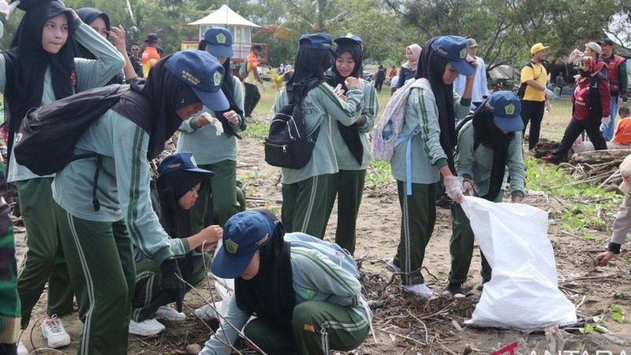 Forkopimda Kabupaten Sukabumi bersama ratusan masyarakat membersihkan Pantai Palangpang, Geopark Ciletuh, dalam rangka memperingati Hari Peduli Sampah Nasional 2025, guna meningkatkan kunjungan wisata dan perekonomian daerah.