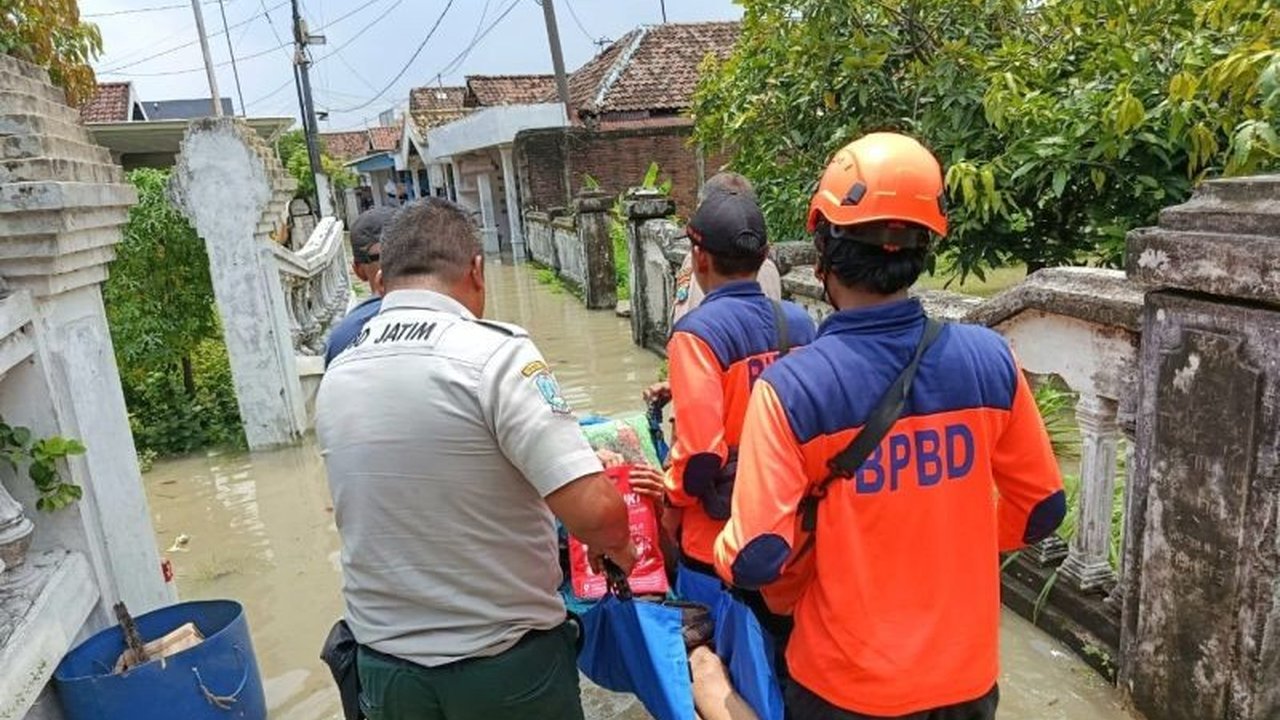Banjir melanda Gresik akibat intensitas hujan tinggi, BPBD Jatim membantu evakuasi warga dan distribusi bantuan logistik.