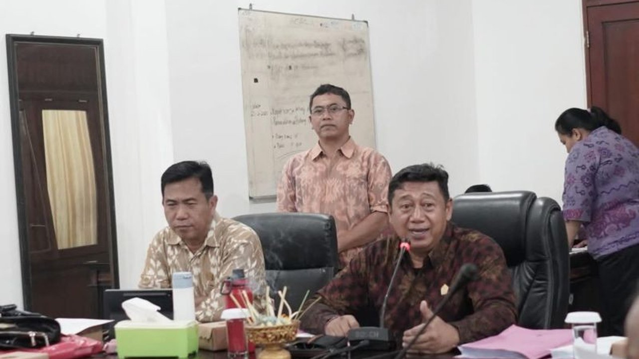 Komisi IV DPRD Buleleng meminta Disdikpora lebih cermat dalam mengeksekusi program pendidikan, termasuk KIP, pembangunan infrastruktur sekolah, dan tenaga pendidik, memastikan penyaluran bantuan tepat sasaran dan mengatasi kekurangan guru agama.