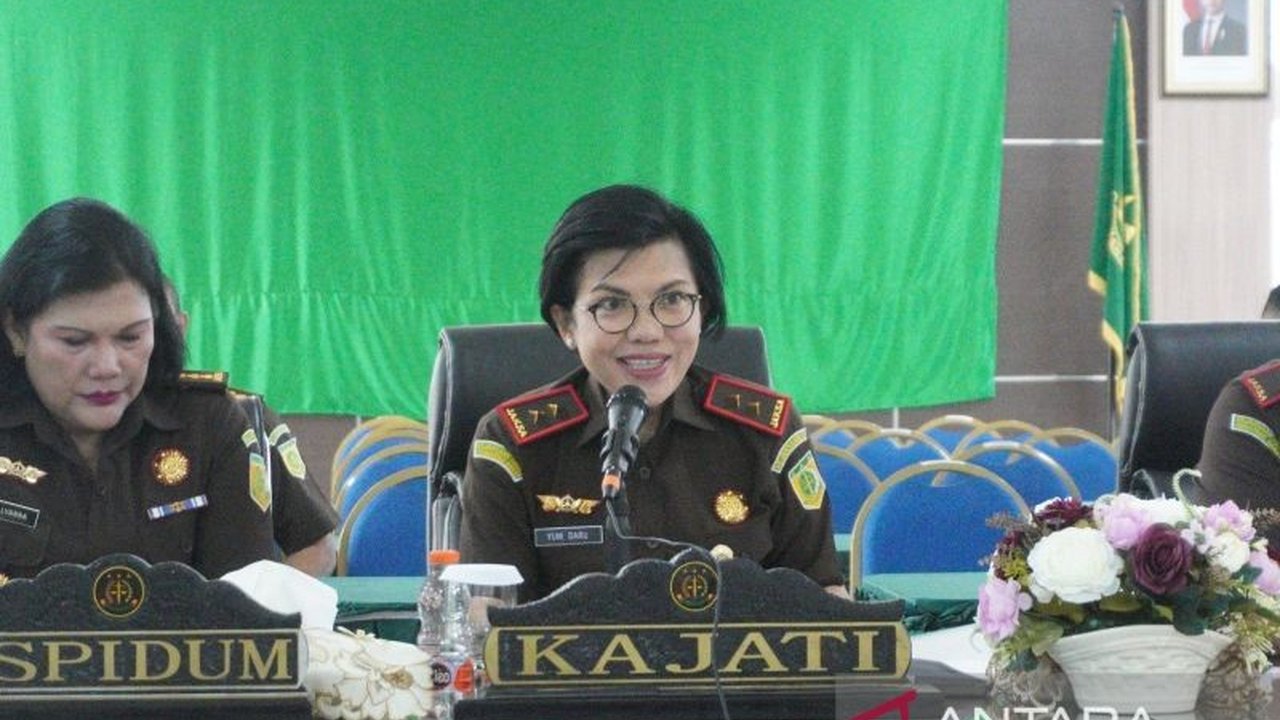 Kejaksaan Tinggi Sumatera Barat menghentikan penuntutan kasus penyalahgunaan narkoba terhadap YR dengan pendekatan keadilan restoratif, mewajibkan rehabilitasi selama tiga bulan.