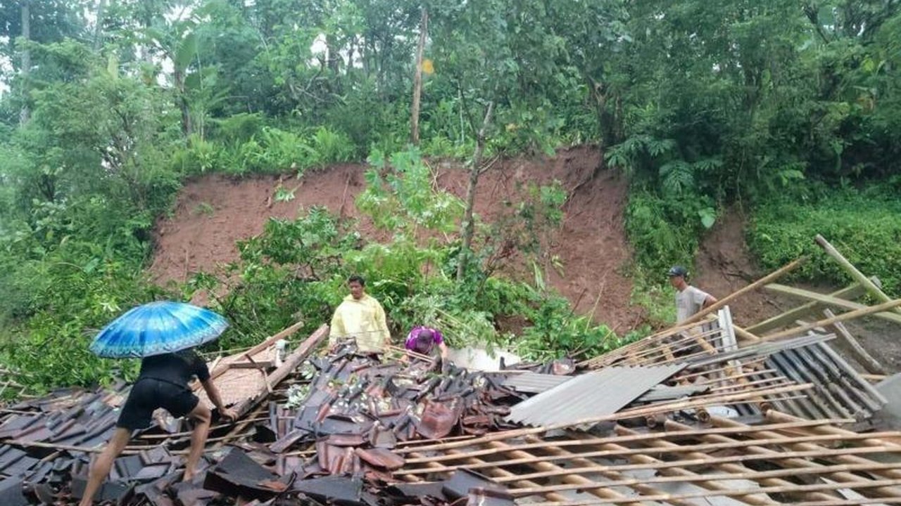 Hujan deras di Pacitan mengakibatkan tanah longsor yang merusak sejumlah rumah warga dan menutup akses jalan di beberapa kecamatan, beruntung tidak ada korban jiwa.