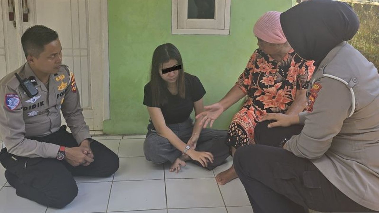 Aipda Didik Darmadi dari Satlantas Polres Sukabumi berhasil mencegah aksi bunuh diri seorang buruh pabrik, RY, di Jembatan Ubrug, Sukabumi, yang dilatarbelakangi kesepian dan jauh dari orang tua.