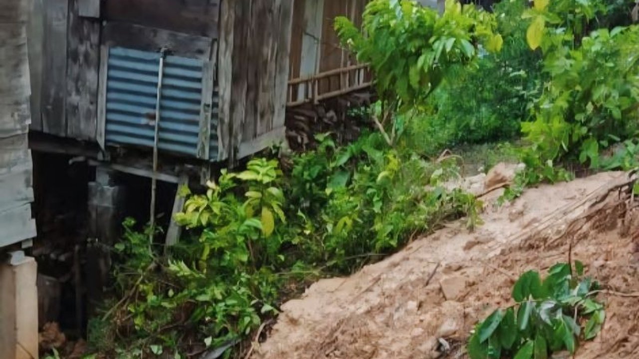 BPBD OKU Sumsel melakukan evakuasi terhadap lima kepala keluarga yang terdampak tanah longsor di Desa Ulak Lebar setelah hujan deras memicu longsor dan keretakan jalan.