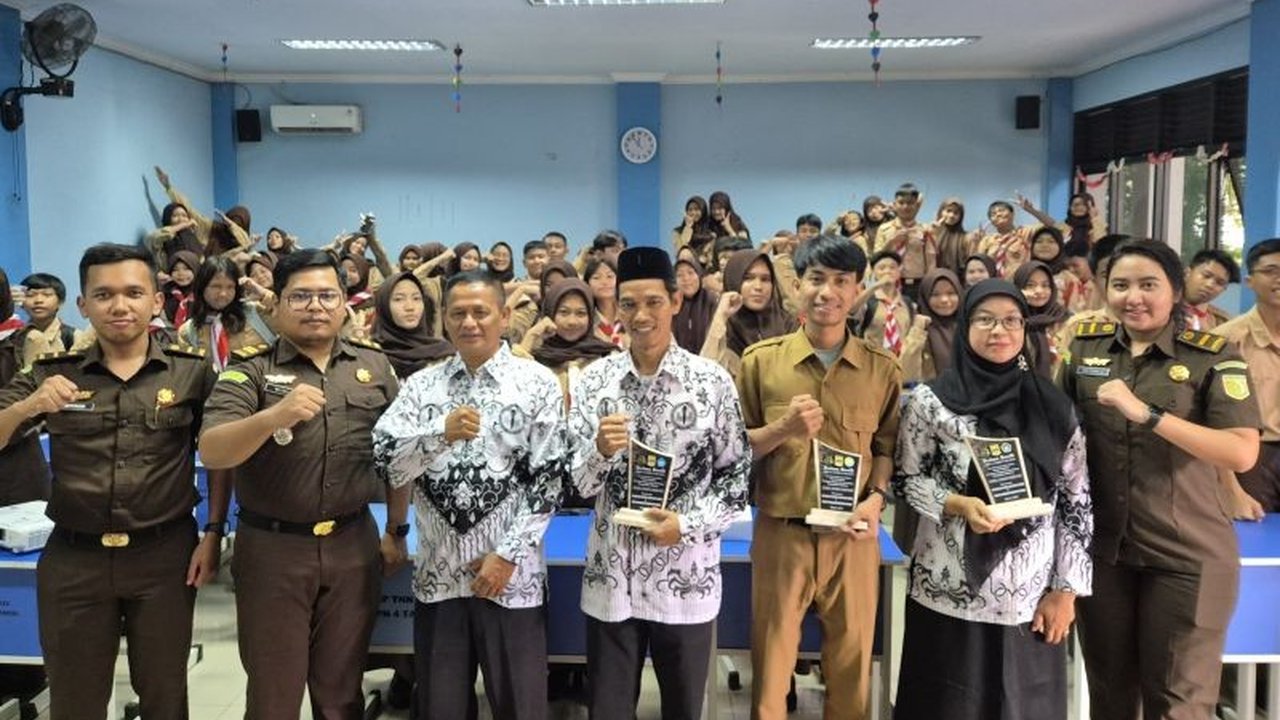 Kejari Kabupaten Bekasi memberikan sosialisasi bahaya judi daring kepada pelajar SMP di Tambun Selatan, menekankan konsekuensi hukumnya.